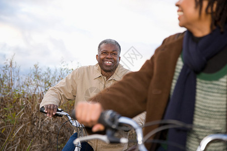 非洲夫妇骑自行车图片