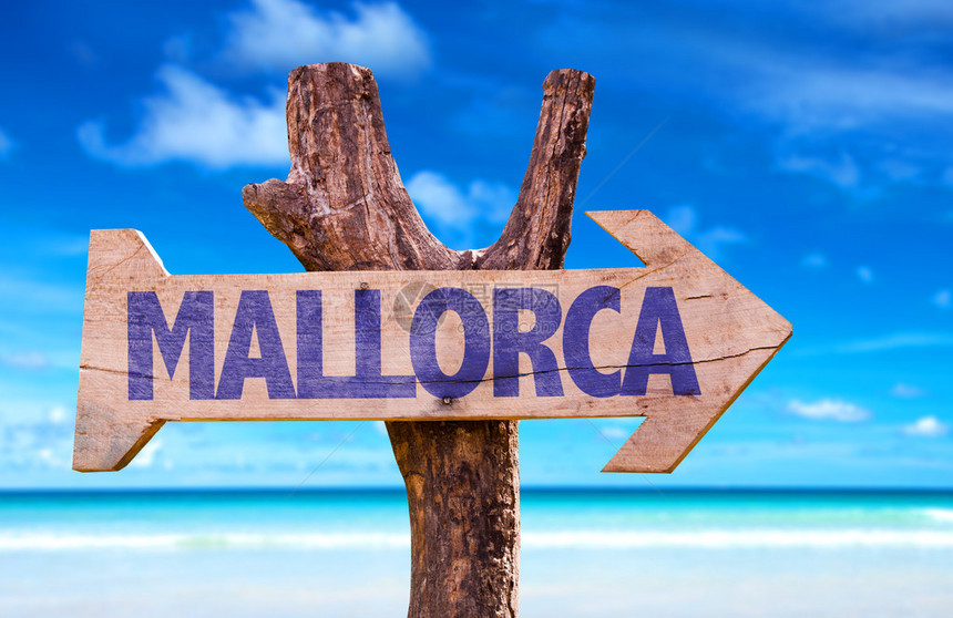 马略卡岛木牌与海滩背景图片