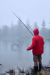 在雨季捕鱼时穿防水外套图片