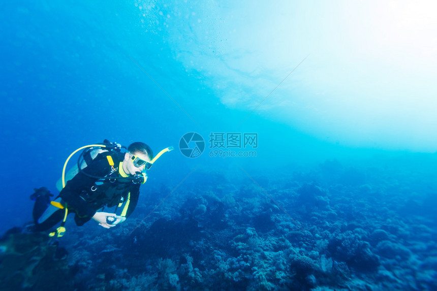 具有复制空间的ScubaDiver在海底床附近的ScubaDi图片