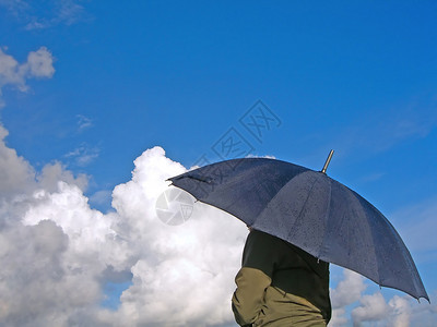 有雨伞的年轻女人看图片