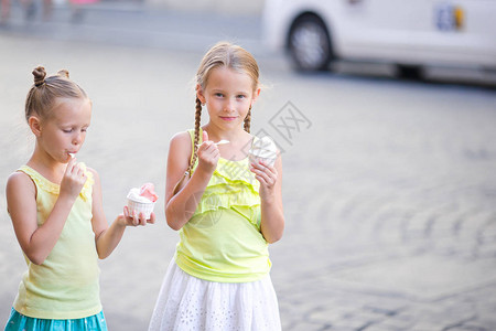 快乐的小女孩们在暑假吃冰淇淋图片