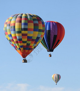 三个热气球漂浮在空中图片
