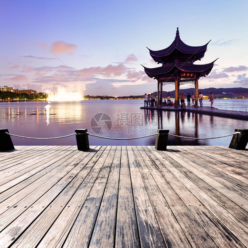 杭州西湖黄昏时分的亭子图片