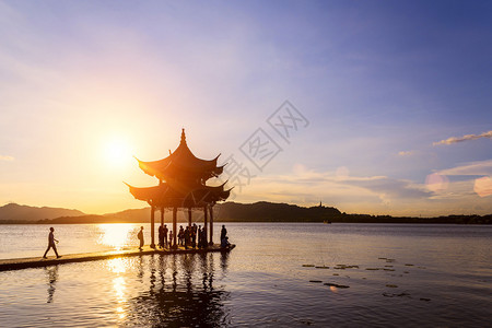 杭州西湖夜幕降临的亭子图片