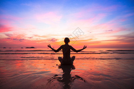 海边的日落瑜伽女人图片