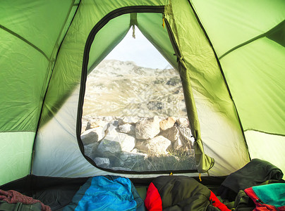 带睡袋的山野营帐篷内部视图背景图片