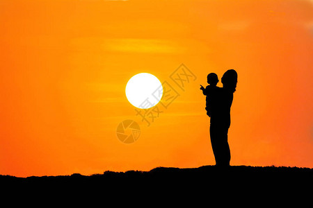 母亲怀着儿子的背影在山橙上图片