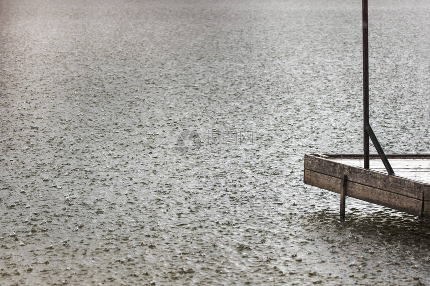 在大雨下的湖泊上孤单的钓鱼码头图片