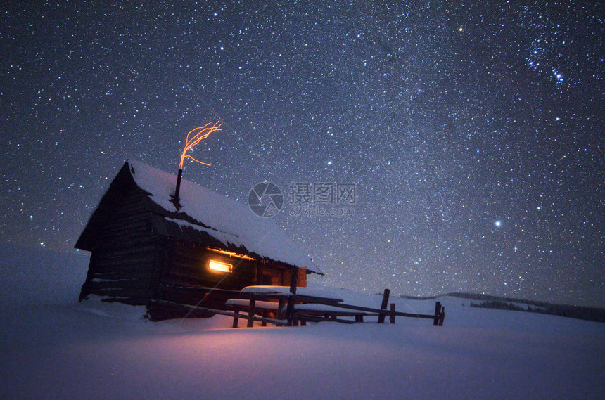 有星的夜晚圣诞景观山村的木屋图片