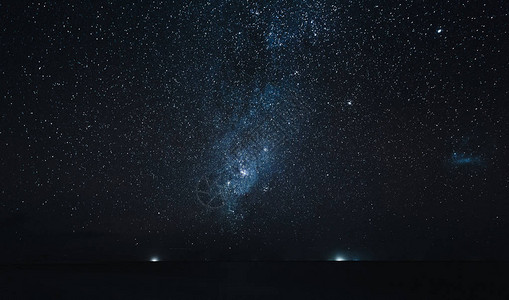 夜间在海面上空的惊人星空马尔代夫Th图片