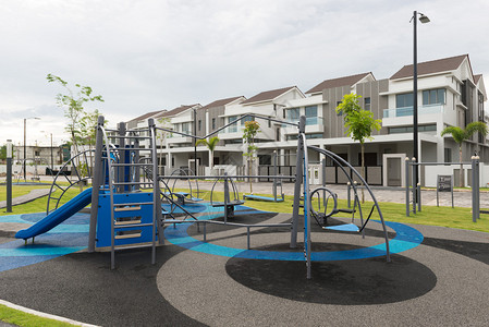 豪华住宅区内的儿童游乐设施背景图片