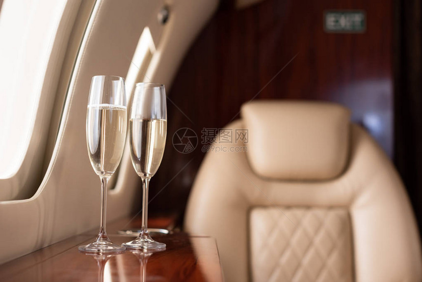 带香槟杯的飞机内部有选择聚焦点图片