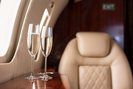 带香槟杯的飞机内部有选择聚焦点图片