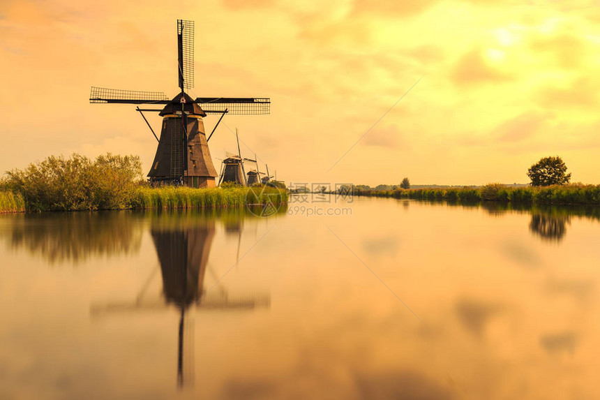 传统的荷兰风车Kinderdijk图片