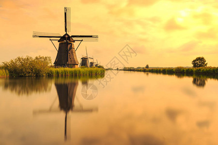 传统的荷兰风车Kinderdijk图片