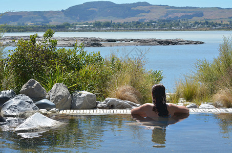 在新西兰罗托鲁阿的户外热水池里有一家温泉疗养图片