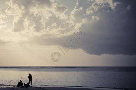 海滩上一家人的剪影图片