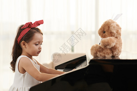 在家里弹钢琴的可爱集中和图片