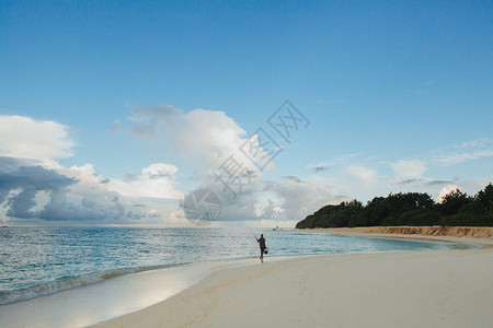 在马尔代夫Thoddooo岛沙滩上行走的渔图片
