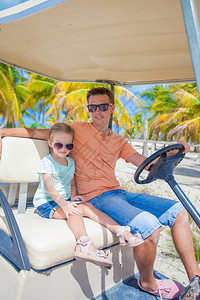 高尔夫大车和父亲及其女儿在热图片