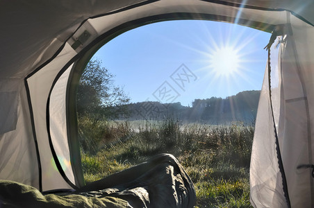 帐篷向早晨的阳光敞开图片