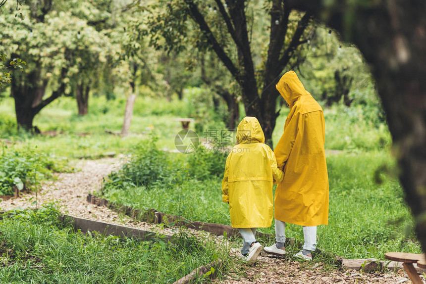 穿着黄色雨衣在农村行走时看到母图片