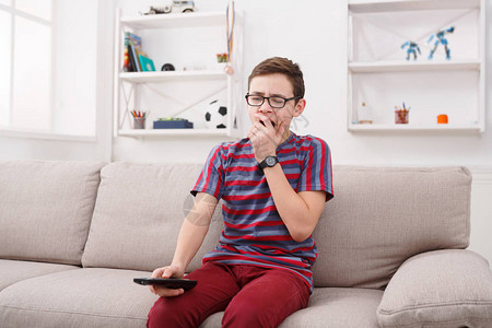 青少年在客厅里坐在沙发上坐着时图片