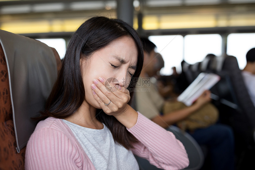 女人在船上晕船图片