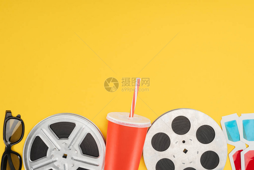 3D杯胶卷和红色一次杯子用黄图片
