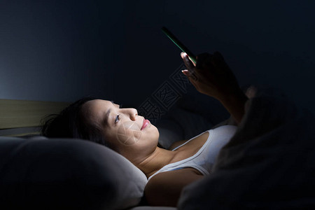 女人在床上用手机图片