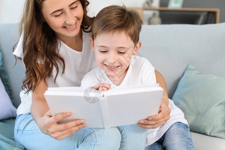 小男孩和他姐在家读书的图片