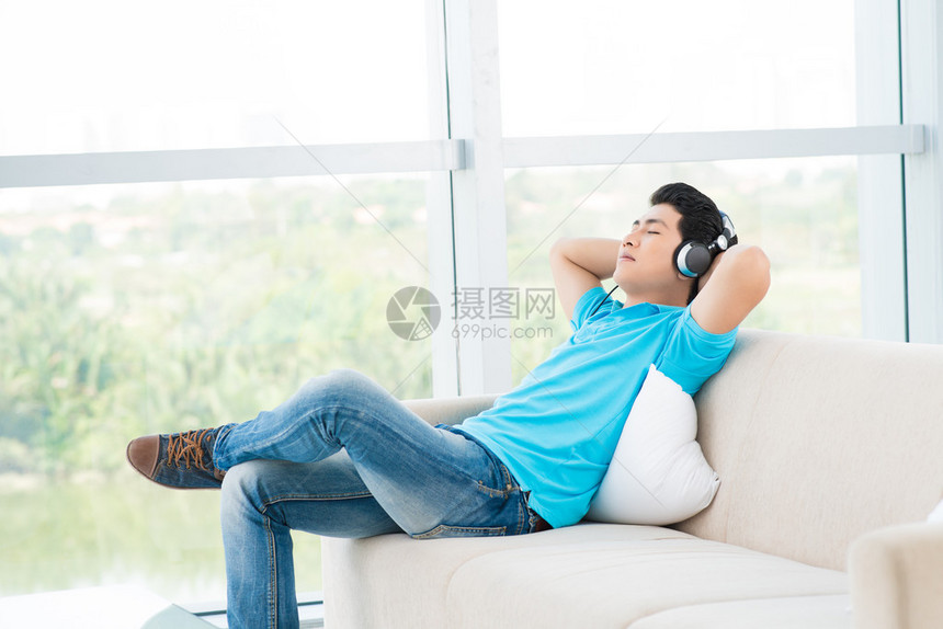 男人在耳机中享受音图片