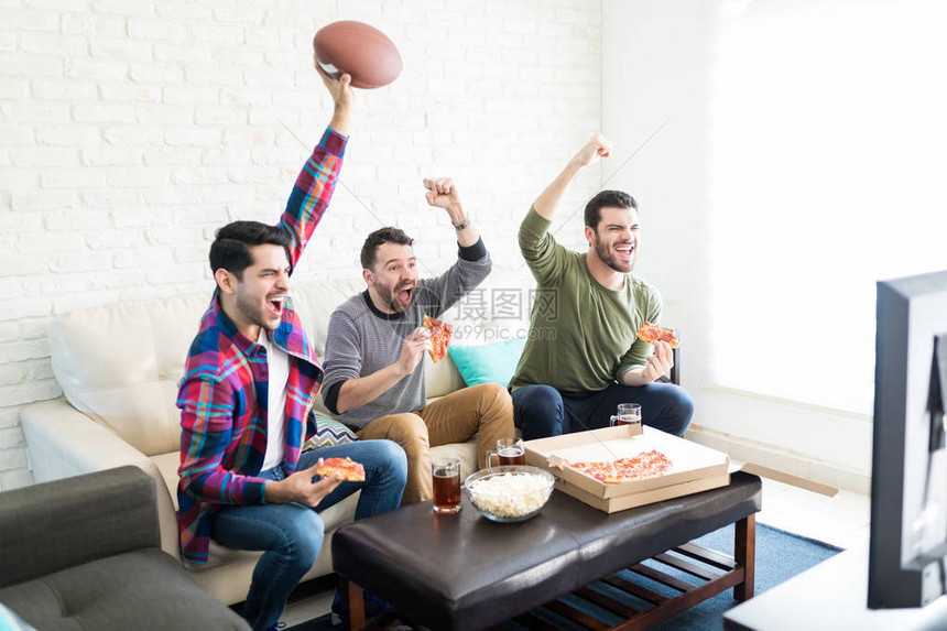 美国足球在客厅看电视的极开心的朋友们都在图片