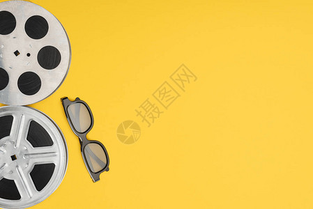 黄色隔离的电影卷轴和立体3D眼镜背景图片