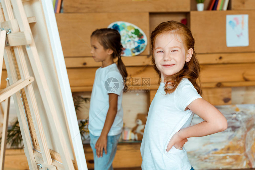 喜悦的红发小孩在艺术学校时图片