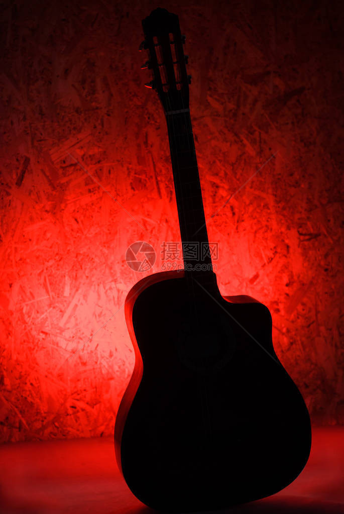 银色的光亮红色背景的经典音响吉他弦乐器图片