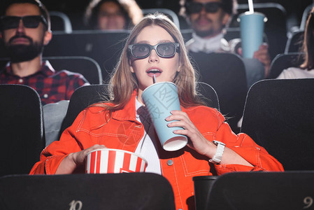 3D杯喝苏打汽水在电影院看电图片