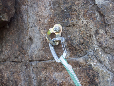 登山扣环可以被岩石中的戒指拨动图片