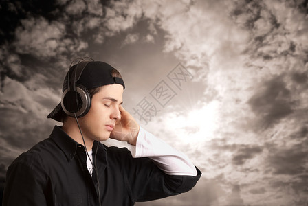 年轻人用耳机听音乐图片