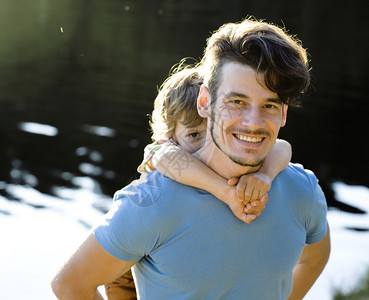 父亲和儿子在湖边暑图片