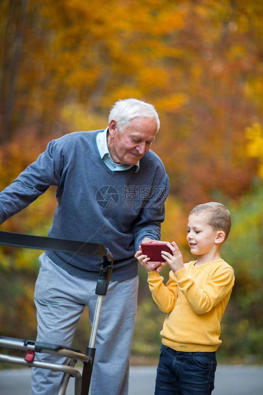 小可爱孙子在秋天公园给残疾的老爷图片