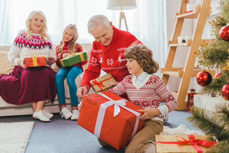 外祖父母和带礼物盒的孩子在圣诞节图片