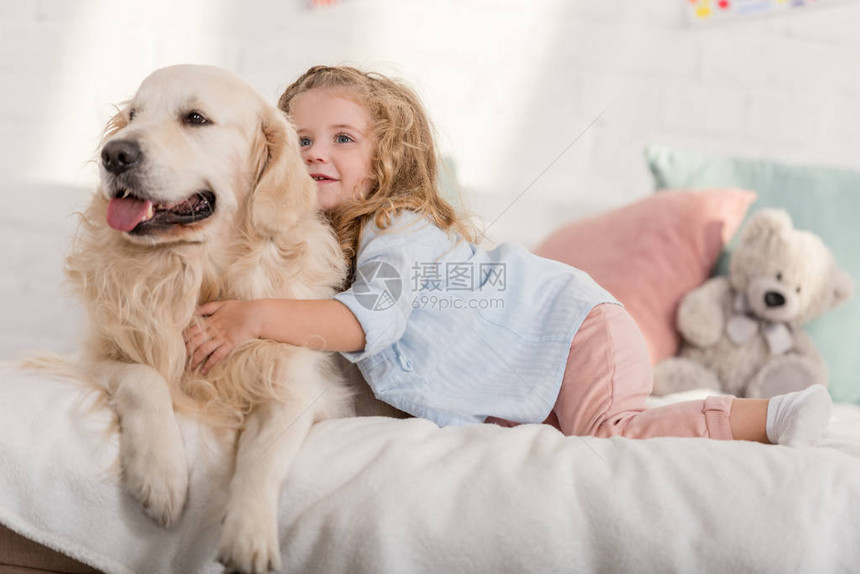 可爱的小孩抱着金抓狗图片