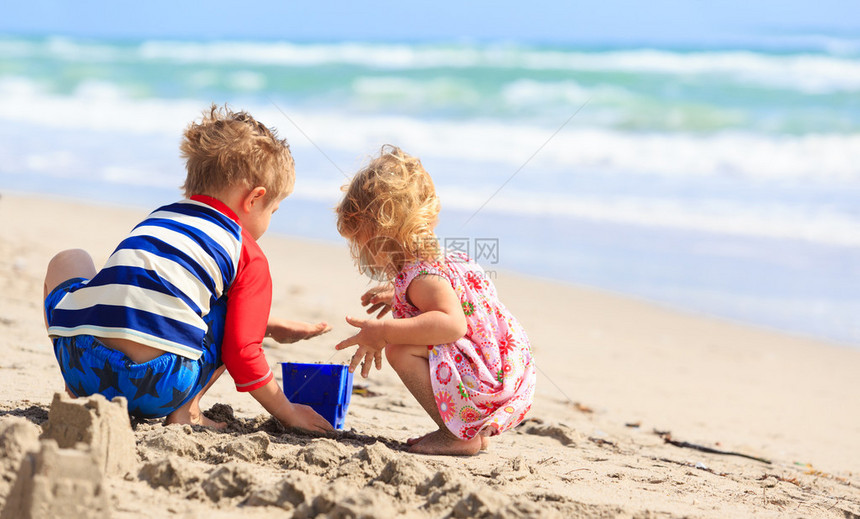 孩子们在夏天沙滩上玩沙图片