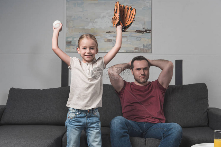 女儿为最喜欢的棒球队而快乐父图片