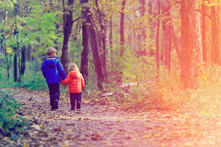 男童和女童在秋季森林家庭季节图片