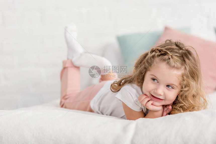 快乐可爱的快乐孩子躺在儿童室的图片