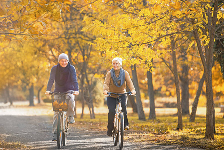 老年夫妇在户外骑自行车图片