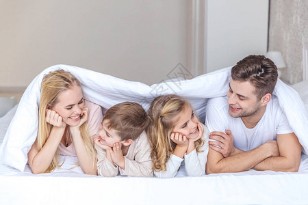 幸福的年轻家庭在毯图片